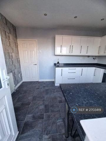 3 bedroom terraced house to rent - Photo 3