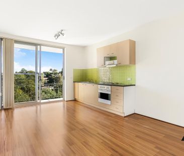 Spacious 1 bedroom with leafy outlook - Photo 4