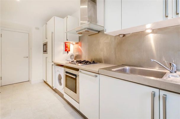 2 bedroom flat in London - Photo 1