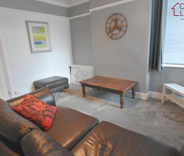 4 bedroom end of terrace house to rent - Photo 1