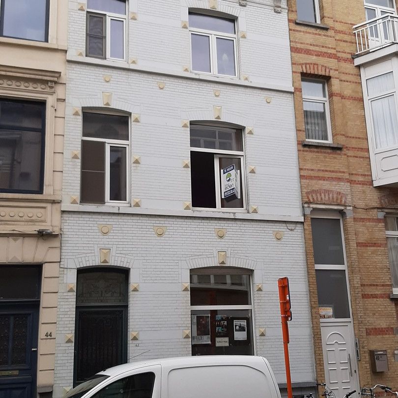 IDEAAL GELEGEN WONING MET 4 SLPK EN STADSTUINTJE, VOOR GEZIN OF CO-HOUSING - Photo 1