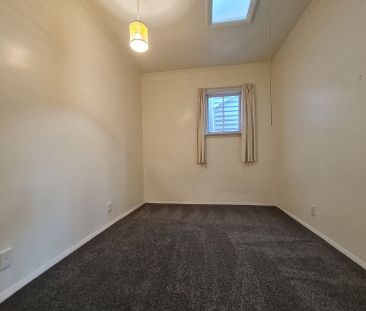 4 bedroom, quiet and still close to town. - Photo 5