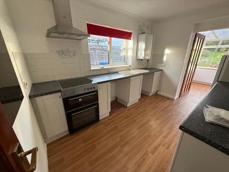 3 bedroom semi-detached bungalow to rent - Photo 5