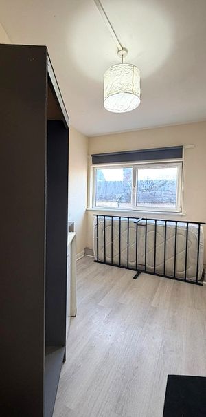 £400 PCM, All Bills and Wi-Fi Included, Furnished Room in a Shared House in Penarth Road, Grangetown, Cardiff CF11 6NL - Photo 1