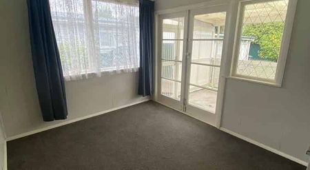 Family Home in Quiet Culdesac - Photo 2