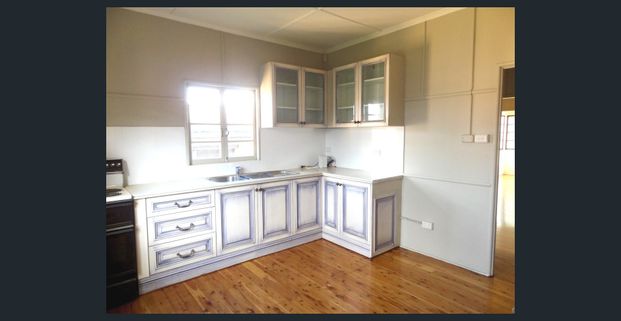 23 Ferry Road, West End - Photo 1