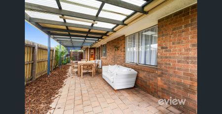 Spacious Family Home in Hoppers Crossing! - Photo 3