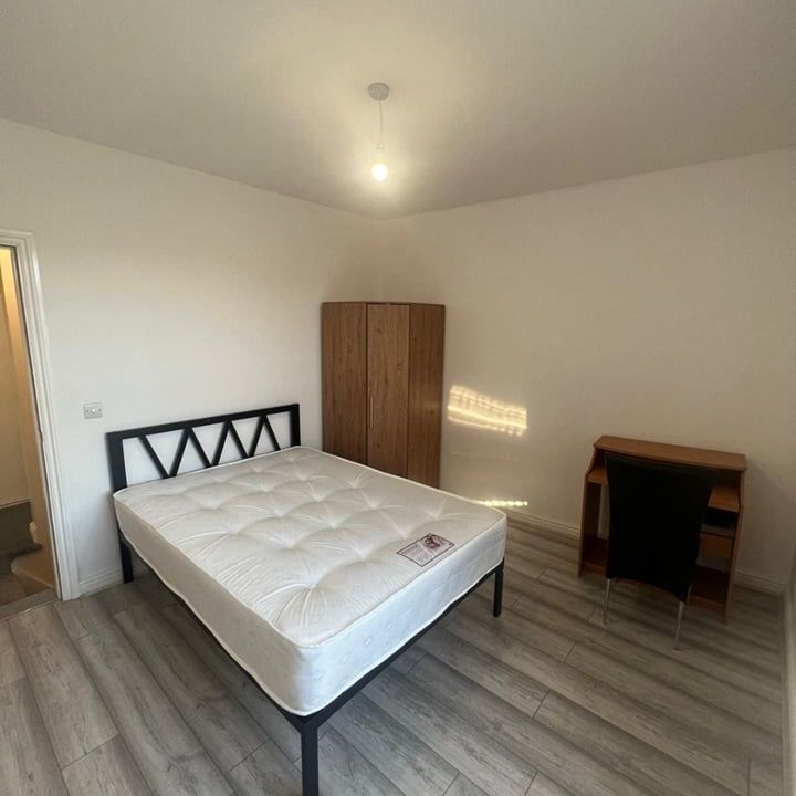 4 Bed Terraced House, Sheffield, S8 - Photo 1