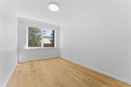 Stylish Fully Renovated Apartment in the Heart of Moonee Ponds - Photo 3