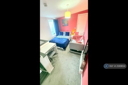 1 bedroom in a house share to rent - Photo 3