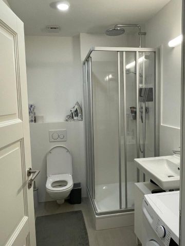 Stilvolle, möblierte 1-Zimmer-Studio-Wohnung mit Balkon Ostkreuz - Photo 2