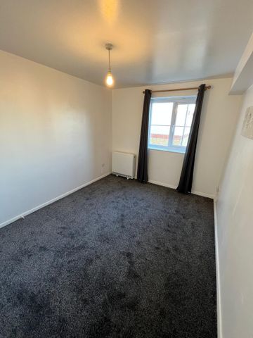 Two Bedroom Flat to Let in Grays, Essex RM17 6QG - Photo 4