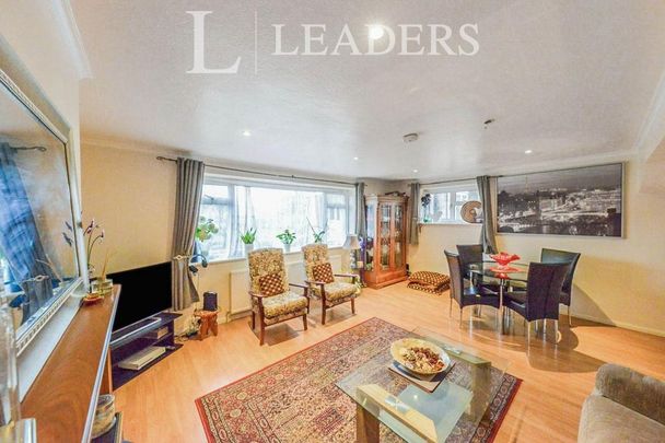 3 bedroom flat to rent - Photo 1