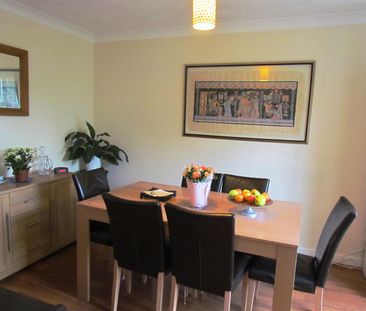 5 Bed House - Detached - Photo 1