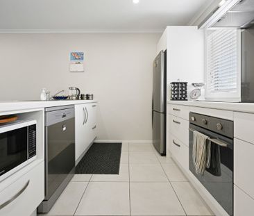 Located at 4 Anna Jean Crescent, this 3-bedroom, 2-bathroom home of... - Photo 2