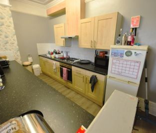 3 bedroom Flat in Wood Lane, Leeds - Photo 5