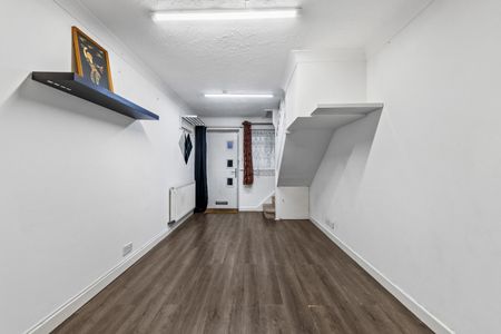 Bourne Drive, Mitcham, CR4 - Photo 2