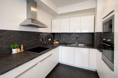 Částečně vybavený byt s balkonem, sklepem, komorou garážovým stáním - Photo 2