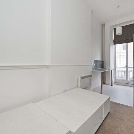 This studio boasts a private kitchenette, terrace and a prime South Kensington location. Shared bathroom facilities - Photo 4