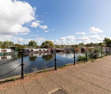 Canal Side 2 bedroom property with direct access to communal garden - Photo 5