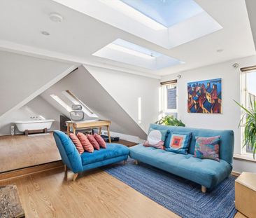 A bright and characterful split-level apartment with a private roof... - Photo 1