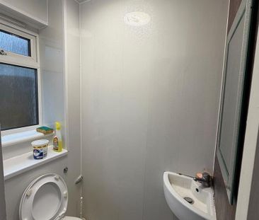 3 bedroom flat to rent - Photo 4