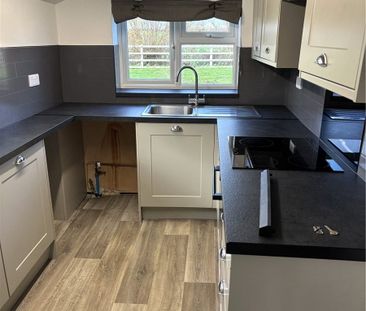 A charming and detached, two/three-bedroom cottage with a large gar... - Photo 3