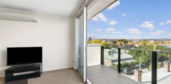 Furnished Stylish inner-city living in this modern apartment - Photo 2