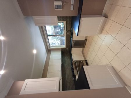 Perfect Location! - Photo 2