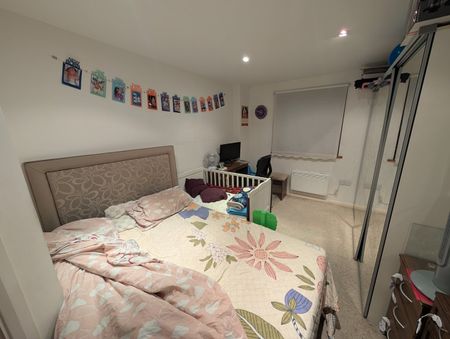 2 Bed Flat, Icon Building, IG1 - Photo 4