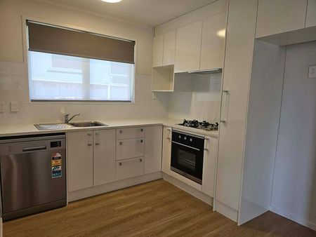 Newly refurbished 4 Bedroom - Photo 4