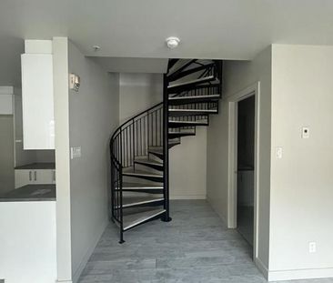 5 1/2 sur deux étages, 1300pi2. Parfait pour une famille. - Photo 3