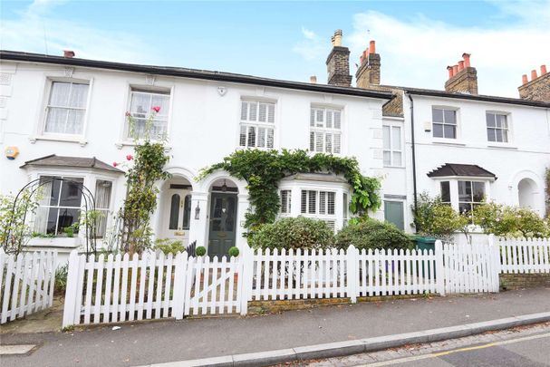 A charming three bedroom cottage with a lovely south facing garden. - Photo 1