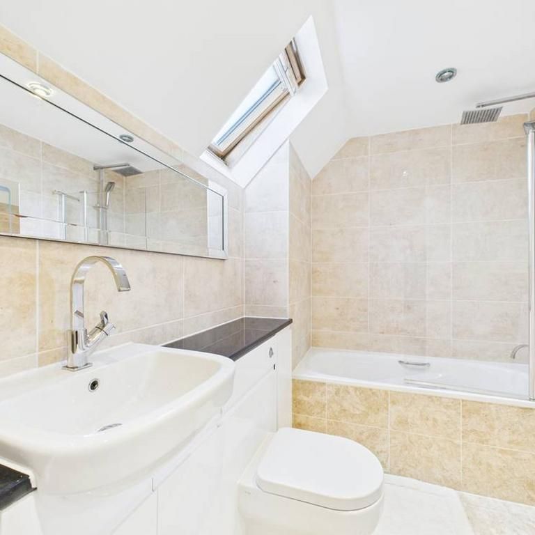 2 bedroom coach house to rent - Photo 1