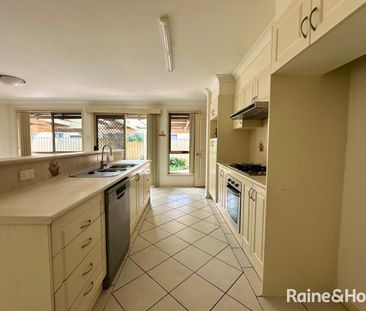 SPACIOUS FAMILY HOME - Photo 4