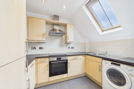 2 bedroom Flat in London Road, Berkshire - Photo 4