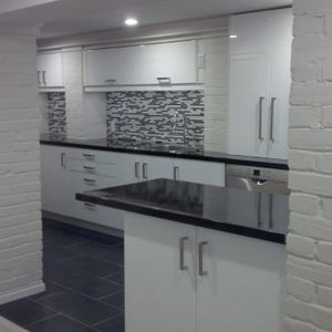 ** COMPLETELY RENOVATED LUXURY ** - Photo 2