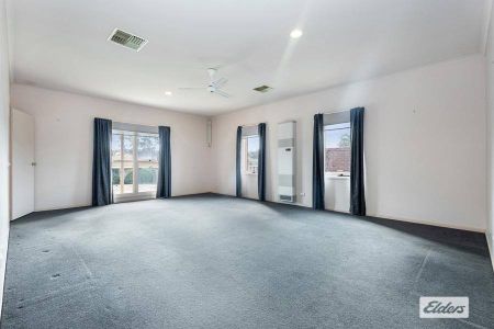Spacious and Comfortable Living in a Quiet Court - Photo 2