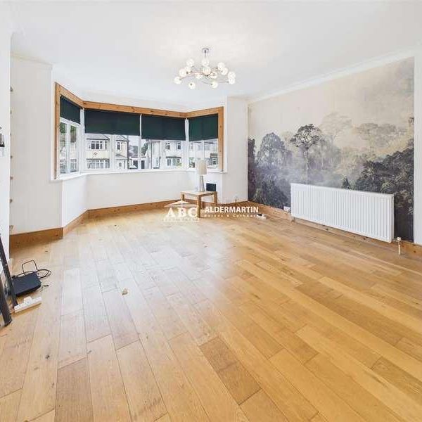 Sandringham Gardens, London, N12 - Photo 1