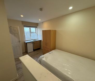 Studio Flat, Ashbourne Parade, W5 - Photo 1