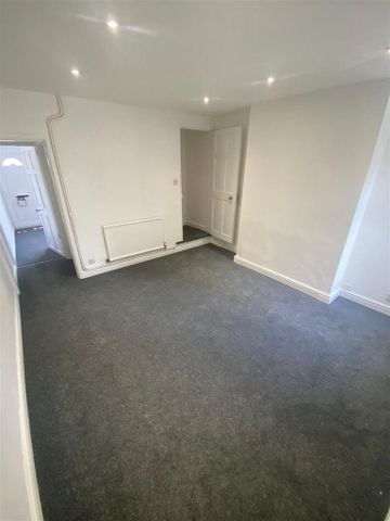 3 bedroom end of terrace house to rent - Photo 2