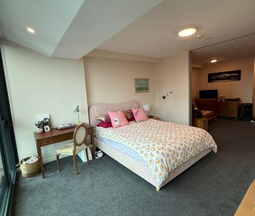 One Bedroom CBD Apartment with Carpark + Gym & Pool - Photo 3