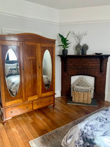 Fully furnished character home in prime location - Photo 3