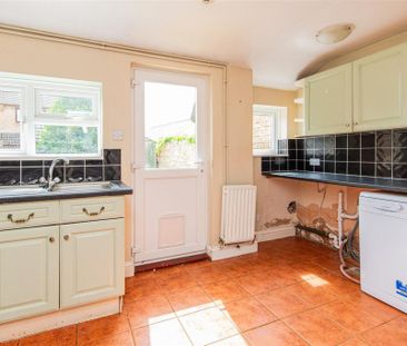 2 bed House - Mid Terrace To Let - Photo 5