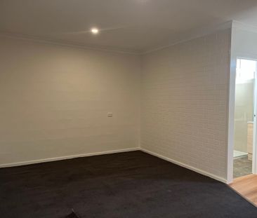 LOW MAINTENANCE BEDSIT - Photo 2