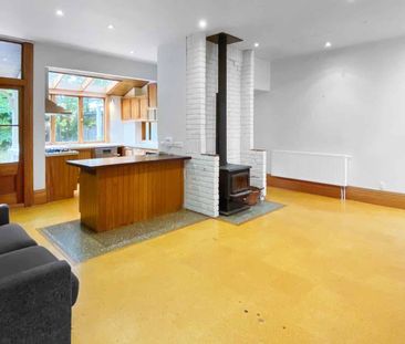 ST ALBANS - EIGHT BEDROOMS, TWO BATHROOMS, TWO KITCHENS - Photo 1