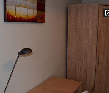 Sunny room in 4-bedroom apartment in Firhouse, Dublin - Photo 4