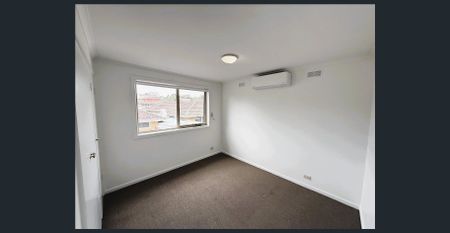 Stylish, Updated Townhouse in Prime Box Hill North Location - Photo 2