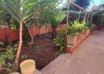 Monteverde Vecchio-Terrace: Furnished 2 Bedroom, 2 Bath, spacious kitchen, living, large private terrace and garden. Bright, silent, near shops, services and transport, located on a quite street in a well kept building. Possible parking. Ref 2375