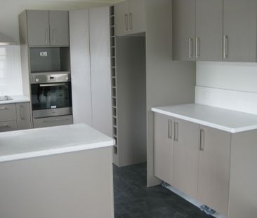 • Three-Bedroom Brick Home - Easy Walk to Town• - Photo 2